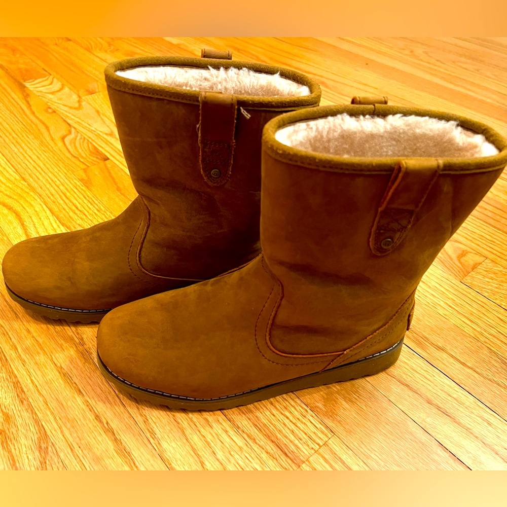 Ugg Shearling boots Youth size 6 New